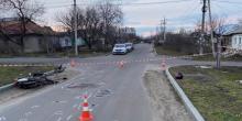 Фото новости: В Николаеве после столкновения мопеда с иномаркой погиб 25-летний парень Свежие новости: В Николаеве после столкновения мопеда с иномаркой погиб 25-летний парень