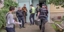 Фото новости: В Киеве в квартире обнаружили два трупа и изможденного ребенка Свежие новости: В Киеве в квартире обнаружили два трупа и изможденного ребенка