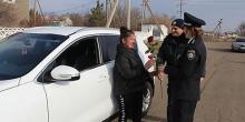 Фото новости: В Веселиновском районе полицейские раздали розы женщинам-водителям Свежие новости: В Веселиновском районе полицейские раздали розы женщинам-водителям