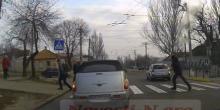 Свежие новости: ВИДЕО: Как переходят дорогу пешеходы в Николаеве: бегом и с матами
