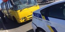 Фото новости: У Києві маршрутка врізалася в поліцейське авто Свежие новости: У Києві маршрутка врізалася в поліцейське авто