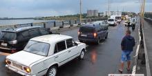 Фото новости: На Варваровском мосту пробка: столкнулись два автомобиля Свежие новости: На Варваровском мосту пробка: столкнулись два автомобиля
