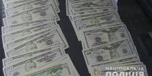 Фото новости: В Киеве спецназ Нацполиции задержал ОПГ, которая планировала доставить в Украину миллион фальшивых долларов Свежие новости: В Киеве спецназ Нацполиции задержал ОПГ, которая планировала доставить в Украину миллион фальшивых долларов