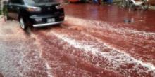 Свежие новости: В Бангладеш улицы залило красной от крови водой (Видео)
