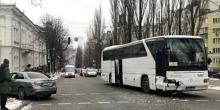 Свежие новости: Выбросило на тротуар: в центре Киева произошло ДТП с участием военного автобуса