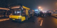 Фото новости: В Киеве на Борщаговке Mercedes влетел в автобус: погибшую женщину вырезали спасатели Свежие новости: В Киеве на Борщаговке Mercedes влетел в автобус: погибшую женщину вырезали спасатели