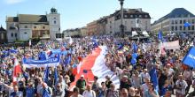 Свежие новости: Поляки провели в Варшаве многотысячную антиправительственную акцию в поддержку ЕС