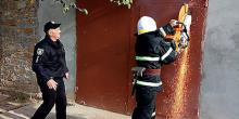 Свежие новости: В Очакове пожарным пришлось вырезать дыру в дверях гаража, чтобы спасти самоубийцу