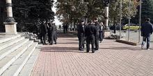 Фото новости: В Николаевском горсовете запланирован отчет мэра Сенкевича: у входа  дежурят правоохранители Свежие новости: В Николаевском горсовете запланирован отчет мэра Сенкевича: у входа  дежурят правоохранители