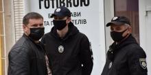 Фото новости: Скандал в ломбарде Николаева. Полицию обвиняют в незаконном обыске с применением лома Свежие новости: Скандал в ломбарде Николаева. Полицию обвиняют в незаконном обыске с применением лома