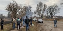 Фото новости: ВИДЕО: На трассе под Тернополем местные жители блокируют дорогу и установили «блокпост», чтобы не пустить в санаторий эвакуированных из Китая Свежие новости: ВИДЕО: На трассе под Тернополем местные жители блокируют дорогу и установили «блокпост», чтобы не пустить в санаторий эвакуированных из Китая
