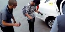 Свежие новости: ВИДЕО: Таксист заставил «умыться» зеленкой молодых людей, которые не смогли заплатить за проезд