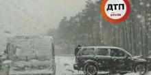 Свежие новости: Під Києвом на засніженій дорозі зіткнулися три автівки
