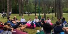 Фото новости: Зеленский провел закрытую встречу с журналистами в лесу Свежие новости: Зеленский провел закрытую встречу с журналистами в лесу