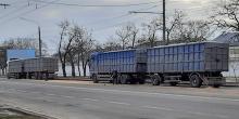 Свежие новости: В Николаеве у грузовика из прицепа на ходу высыпался груз зерна