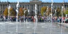 Фото новости: ВИДЕО: Сенкевич открыл фонтаны на Серой площади Свежие новости: ВИДЕО: Сенкевич открыл фонтаны на Серой площади