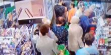 Фото новости: В киевском супермаркете пьяница попытался внезапно сломать шею ребенку Свежие новости: В киевском супермаркете пьяница попытался внезапно сломать шею ребенку