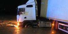 Свежие новости: На выезде из Николаева фура попала в яму