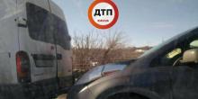 Свежие новости: В Подольском районе Киева столкнулись три автомобиля: образовались «паровозик» и пробка