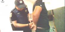 Фото новости: В Николаеве на остановке пьяница пытался напасть на людей с ножом Свежие новости: В Николаеве на остановке пьяница пытался напасть на людей с ножом