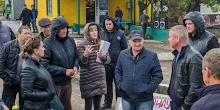 Фото новости: В Веселиново в очередной раз перекрыли дорогу Свежие новости: В Веселиново в очередной раз перекрыли дорогу