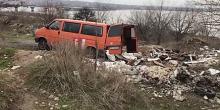 Свежие новости: ВИДЕО: В сети пожаловались, что в центре Николаева из микроавтобуса выбрасывают мусор на берег Южного Буга