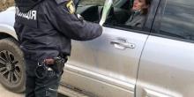 Свежие новости: В Веселиново полицейские поздравили женщин-водителей цветами