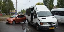 Свежие новости: В Николаеве столкнулись легковой автомобиль Honda Jazz и маршрутка Iveco.