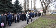 Фото новости: У «Николаевской электроснабжающей компании огромные очереди»: люди падают в обморок, вызывают «скорые» Свежие новости: У «Николаевской электроснабжающей компании огромные очереди»: люди падают в обморок, вызывают «скорые»