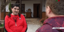 Фото новости: ВИДЕО: Кадыров публично отчитал жителя Чечни за распитие вина Свежие новости: ВИДЕО: Кадыров публично отчитал жителя Чечни за распитие вина