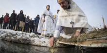 Фото новости: В Николаеве на Крещение священник отказался святить воду простым людям Свежие новости: В Николаеве на Крещение священник отказался святить воду простым людям
