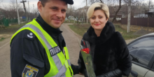 Свежие новости: ФОТО: Поліцейські Веселинівского району привітали жінок-водіїв зі святом весни