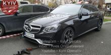 Фото новости: В Киеве из автомата обстреляли Mercedes — обошлось без пострадавших Свежие новости: В Киеве из автомата обстреляли Mercedes — обошлось без пострадавших