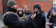 Фото новости: Арахамия, нардепы и зарубежные журналисты попали под обстрел, их эвакуировали Свежие новости: Арахамия, нардепы и зарубежные журналисты попали под обстрел, их эвакуировали
