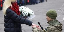 Свежие новости: В Николаеве военный сделал девушке предложение во время церемонии принятия присяги