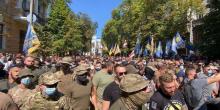 Свежие новости: Нацкорпус забросал дымовыми шашками дом, где находится квартира Зеленского