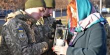 Фото новости: В канун Рождества николаевским бойцам Нацгвардии и ВСУ передали Благодатный огонь из Вифлеема Свежие новости: В канун Рождества николаевским бойцам Нацгвардии и ВСУ передали Благодатный огонь из Вифлеема
