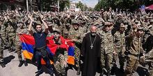 Фото новости: ВИДЕО: В Армении к протестным движениям присоединились военные Свежие новости: ВИДЕО: В Армении к протестным движениям присоединились военные