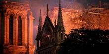 Свежие новости: Пожар в Нотр-Дам: произведения искусств удалось спасти, собор тушат