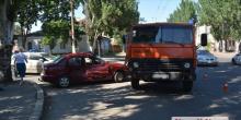 Свежие новости: В центре Николаева КамАЗ врезался в «Ланос», поворачивавший под «кирпич» - пострадал водитель