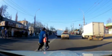 Свежие новости: ВИДЕО: В Николаеве водитель задержал женщину с ребенком, перебегавших дорогу в неположенном месте — на место прибыл ее сын полицейский