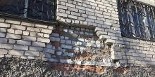 Фото новости: В Николаеве обрушилась часть стены аварийного дома Свежие новости: В Николаеве обрушилась часть стены аварийного дома