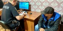 Свежие новости: У Первомайську чоловік виліз на стовп та зламав камеру