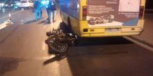 Фото новости: ДТП в Одессе: мотоциклист сбил пешехода, въехал в маршрутку и убежал Свежие новости: ДТП в Одессе: мотоциклист сбил пешехода, въехал в маршрутку и убежал