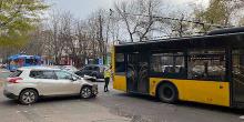Фото новости: В центре Николаева авто врезалось в троллейбус Свежие новости: В центре Николаева авто врезалось в троллейбус