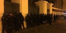 Фото новости: Под мэрией Одессы собрались активисты, полиция и титушки Свежие новости: Под мэрией Одессы собрались активисты, полиция и титушки