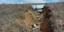 Фото новости: На Николаевщине местный житель разобрал водосброс на трассе Н-24 и вымостил им свой двор Свежие новости: На Николаевщине местный житель разобрал водосброс на трассе Н-24 и вымостил им свой двор