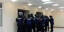 Фото новости: В Николаеве в здании облсовета ворвались националисты ОНЛАЙН Свежие новости: В Николаеве в здании облсовета ворвались националисты ОНЛАЙН
