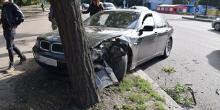 Свежие новости: В Николаеве «БМВ» влетел в дерево из-за гравия на дороге