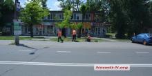 Фото новости: ВИДЕО: В Николаеве «вылизывают» улицы по маршруту движения кортежа Гройсмана Свежие новости: ВИДЕО: В Николаеве «вылизывают» улицы по маршруту движения кортежа Гройсмана